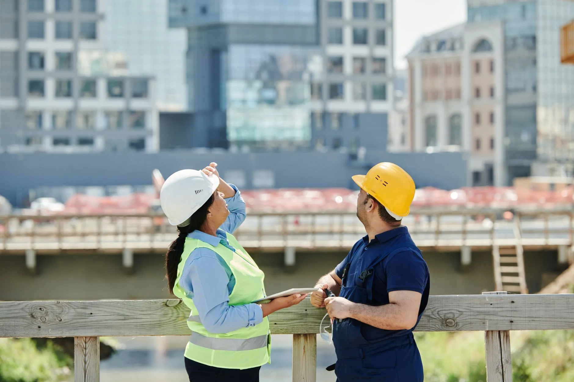 Equipe de engenharia civil em visita técnica à obra