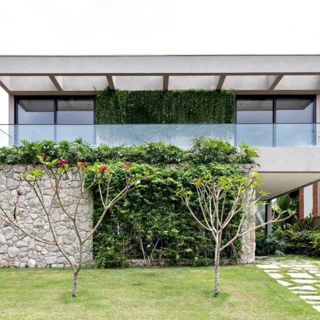 Residência NK — Residência contemporânea com jardim vertical e muro de pedra