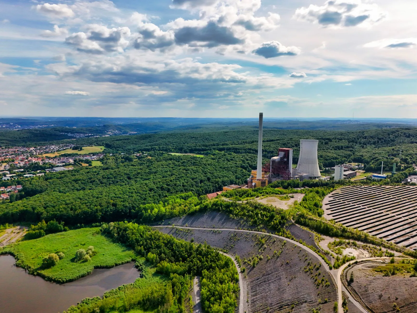 Vista aérea de planta industrial cercada por área verde preservada